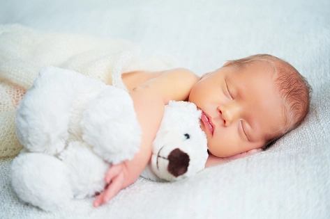 Baby mit Plüschtier © Copyright © fotolia #100165674 Urheber: Jenko Ataman